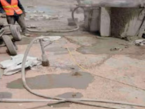 南丹水泥混凝土路面板底注浆技术 路面脱空注浆整治方案