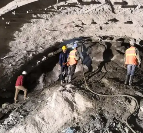 南丹拱顶带模注浆料的施工流程及注意事项